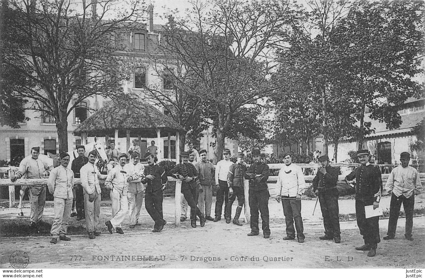 FONTAINEBLEAU (77)  7e Dragons - Cour Du Quartier # Militaria # Cpa éd. E.L.D - Fontainebleau