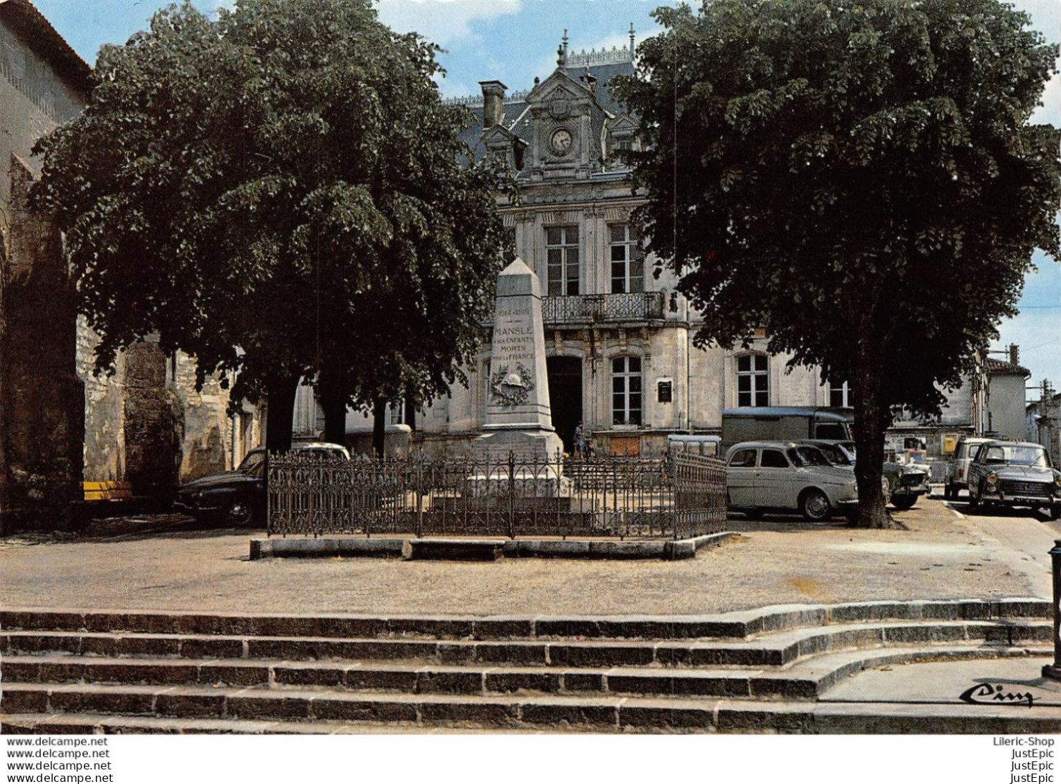 [16] Charente > Mansle - L'Hôtel De Ville - Automobiles > 404 Peugeot Dauphine Renault - Monument Aux Morts - Mansle