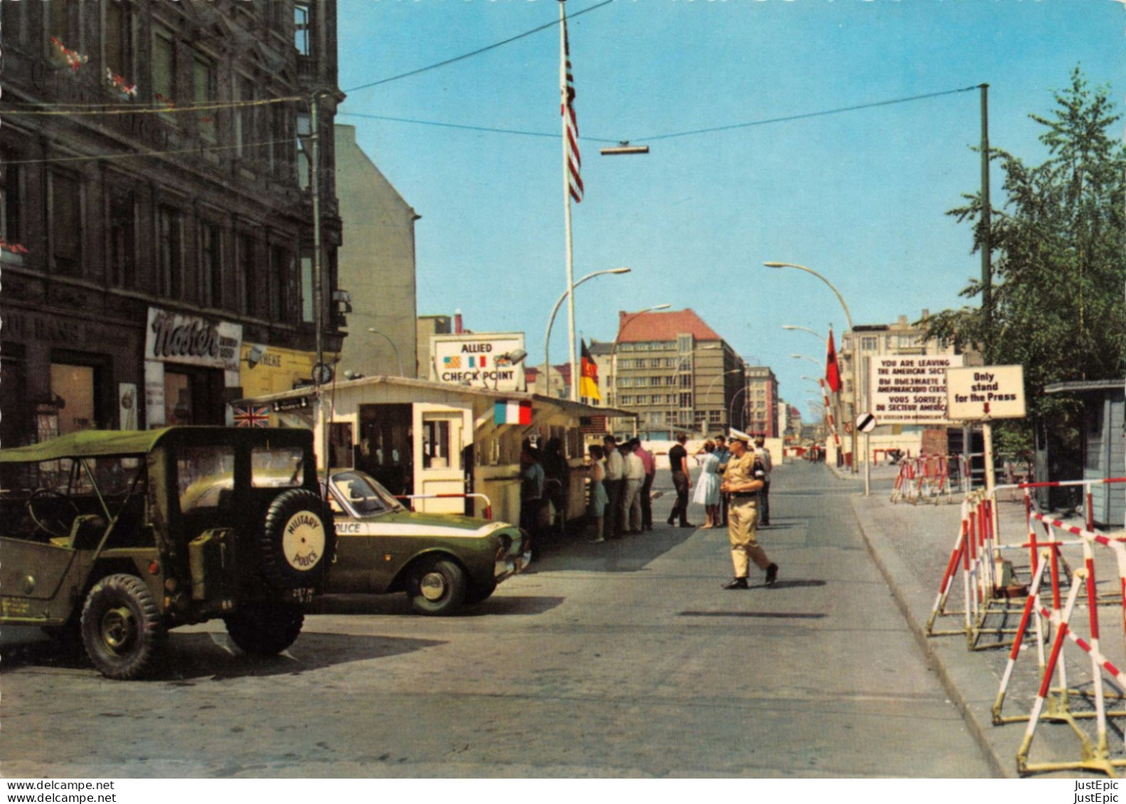 CHECKPOINT CHARLIE PASSIERSTELLE FRIEDCHSTRAßE AN DER SEKTORENGRENZE JEEP AUTO POLICE DOUANE  Cpsm ± 1970 - Berlijnse Muur