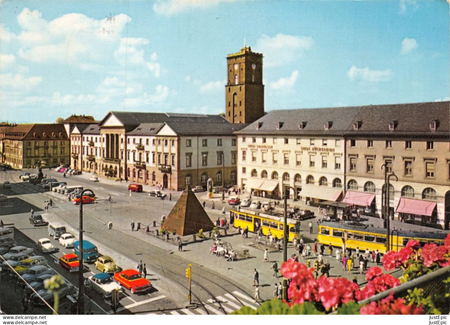 KARLSRUHE. MARKTPLATZ MIT RATHAUS  Straßenbahnen - Autos VW-Bus - Opel -  CPSM 1970 - Karlsruhe