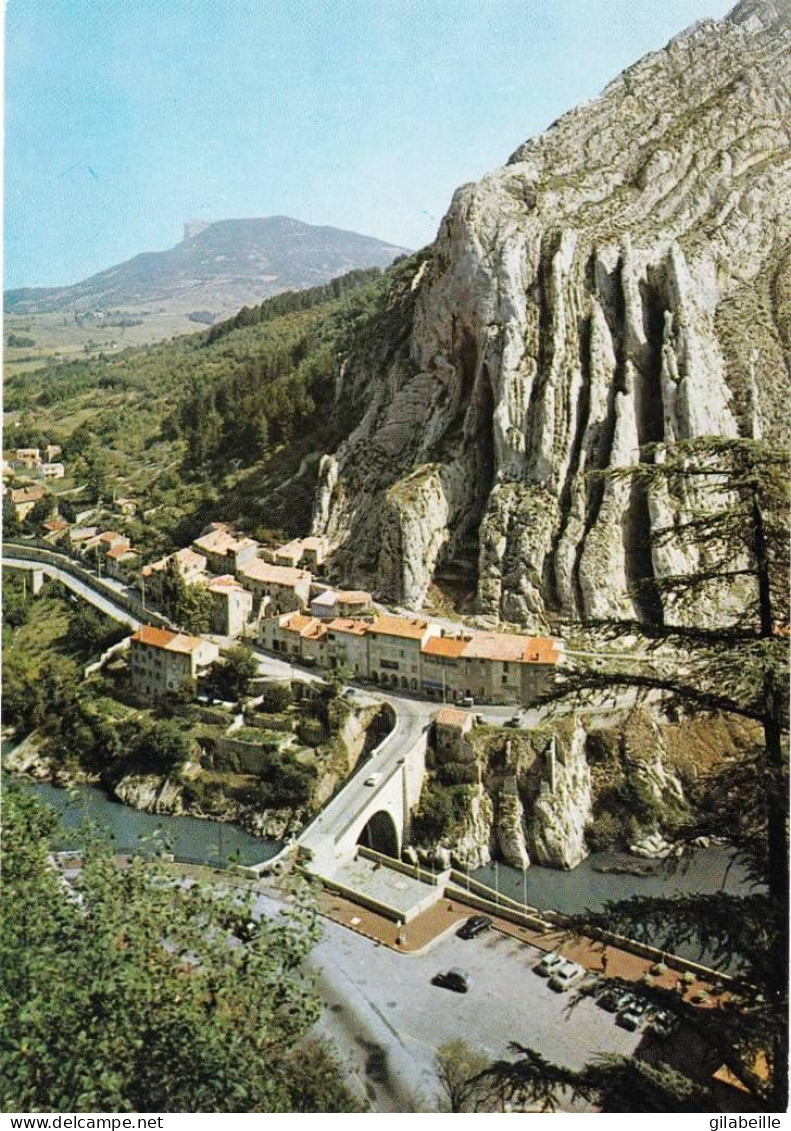 04 - Alpes De Haute Provence - SISTERON - Vus De La Citadelle - Le Rocher De La Baume Et Le Pont Sur La Durance - Sisteron