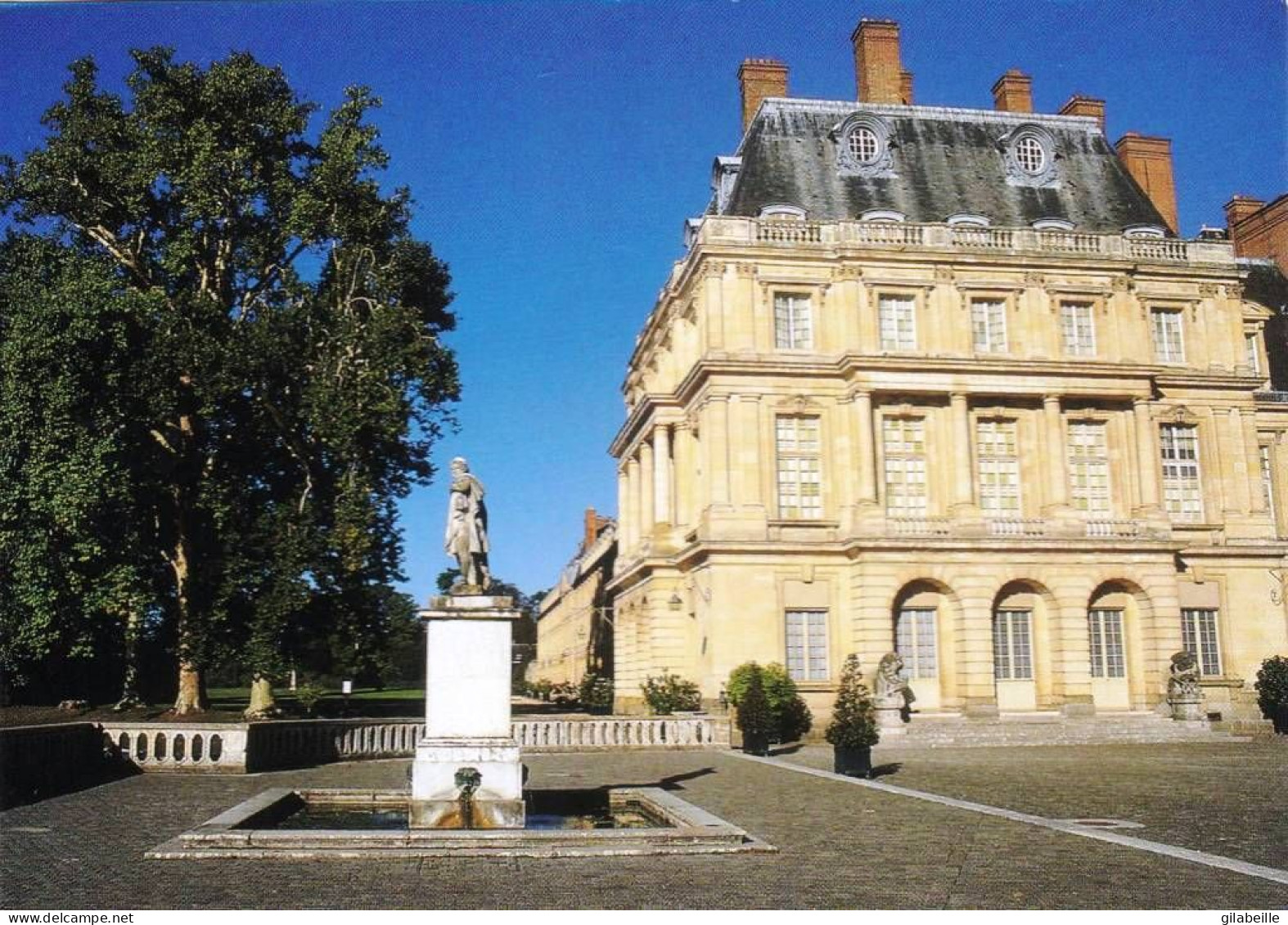 77 - Seine Et Marne - Chateau De FONTAINEBLEAU - Cour De La Fontaine - Fontainebleau