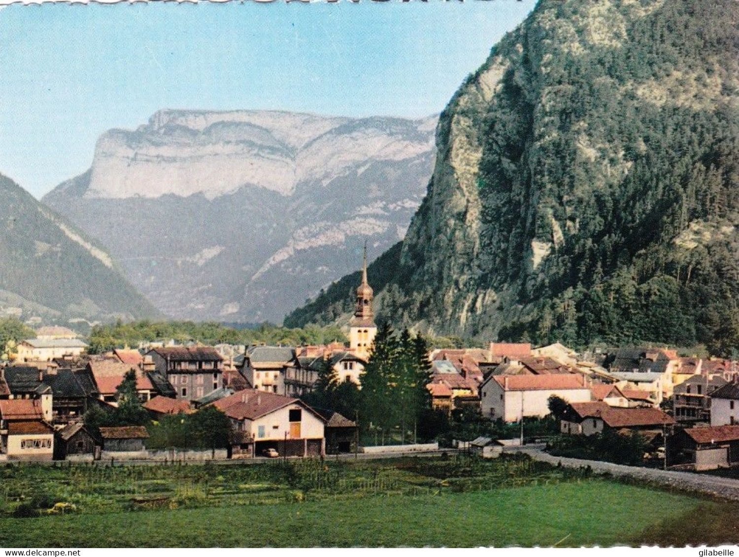 74 - Haute Savoie -  THONES -  Vue Generale Avec Le Parmelan Et La Roche De Thones - Thônes