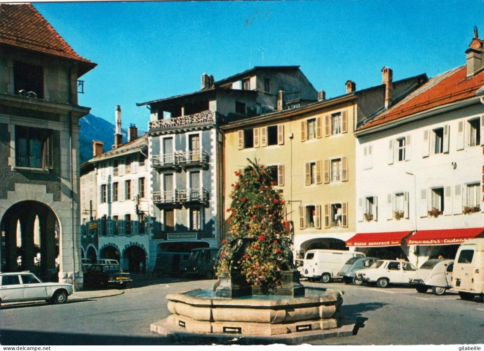 74 - Haute Savoie -  THONES - Place Du Lieutenant Pierre Bastian - Thônes