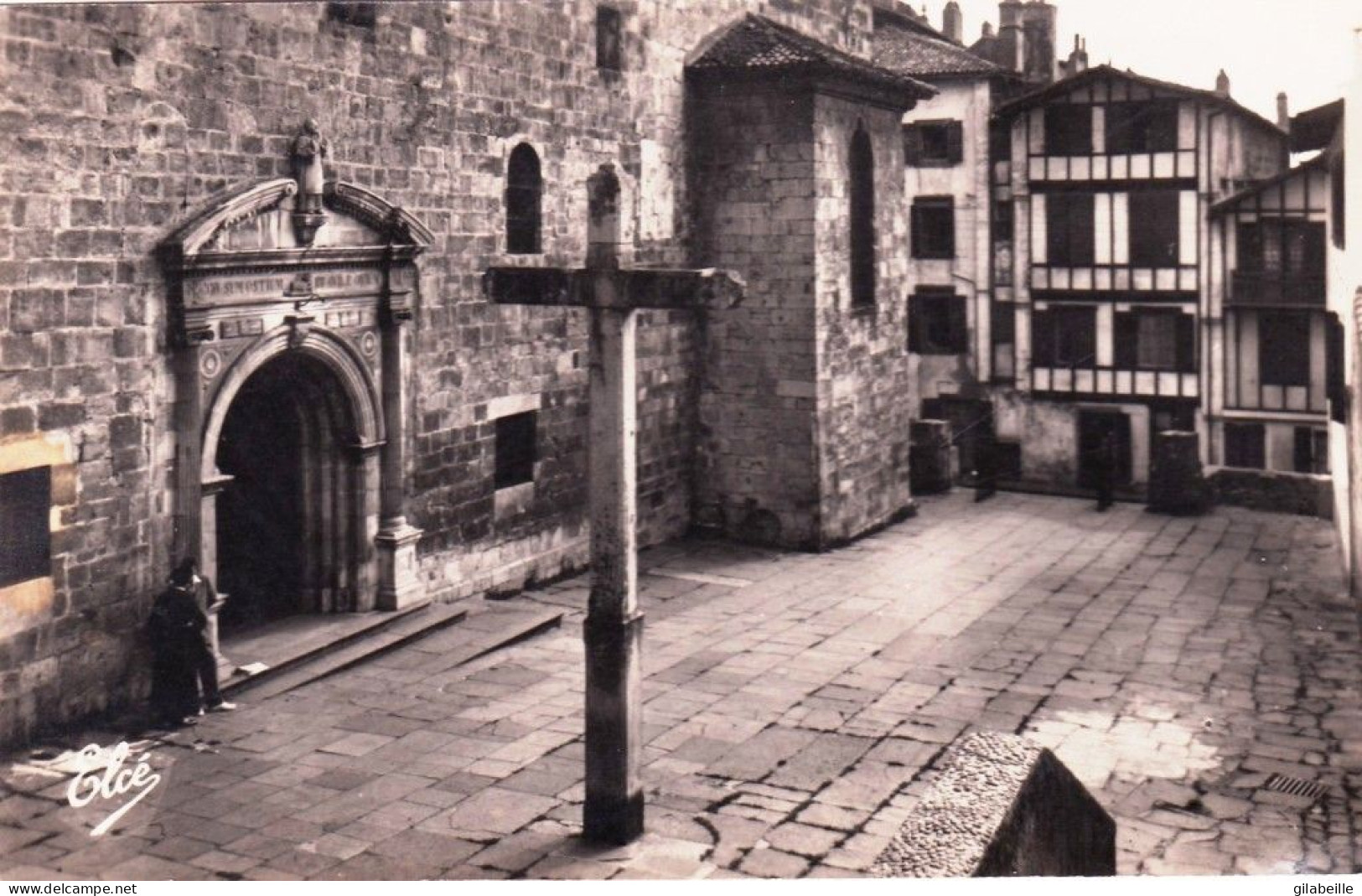 64 - Pyrenees Atlantiques - CIBOURE - Place De L église - Ciboure