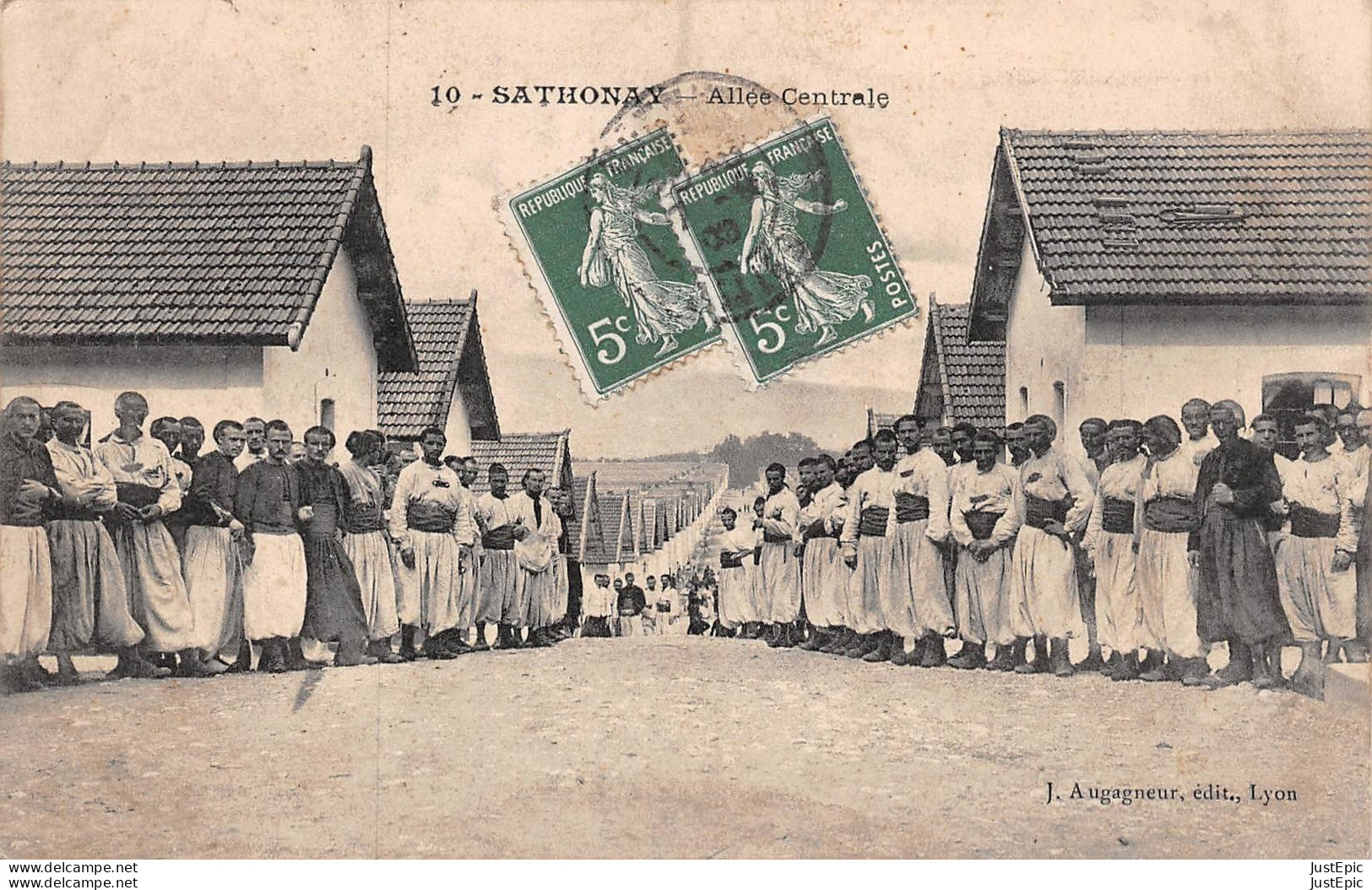 Militaria / 01 / Camp De Sathonay - Les Zouaves Bordant L'allée Centrale - Éd. Augagneur N°10 - CPA - Kasernen