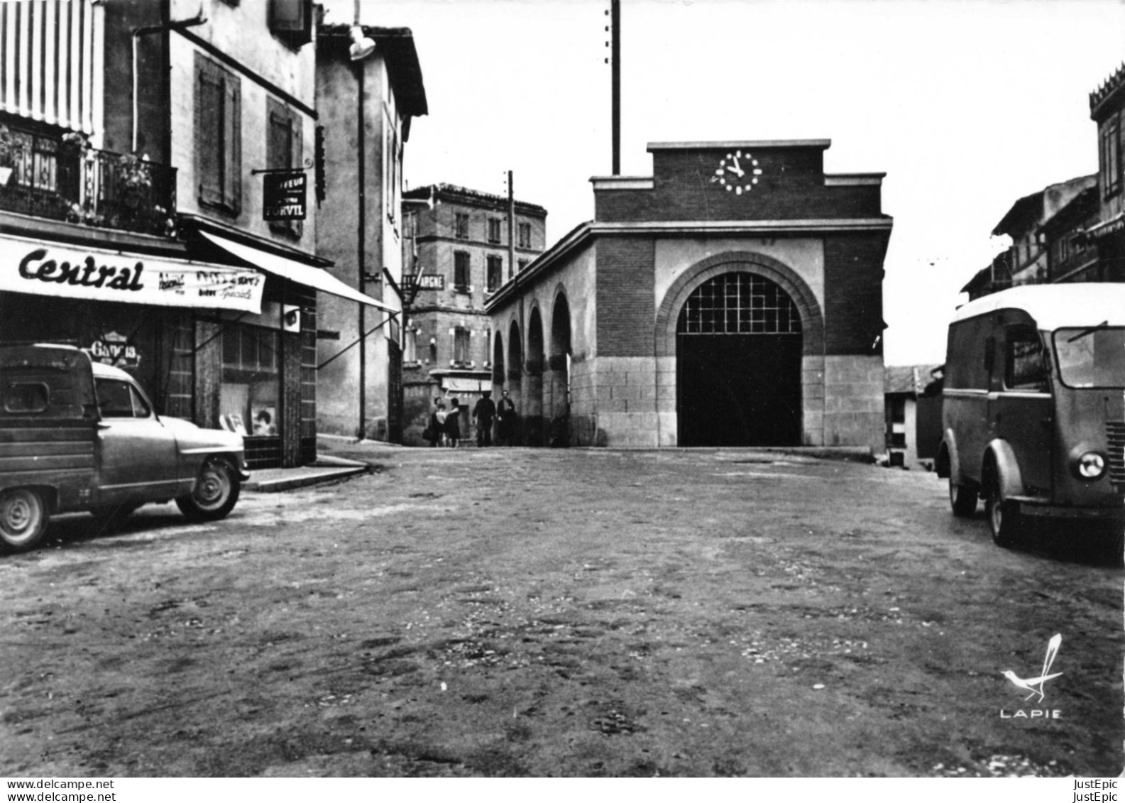 CARAMAN [31]- La Halle - Place De La République - Fourgonnette Renault 1000 Kgs SIMCA Aronde Intendante  Cpsm GF 1956 - Autres & Non Classés