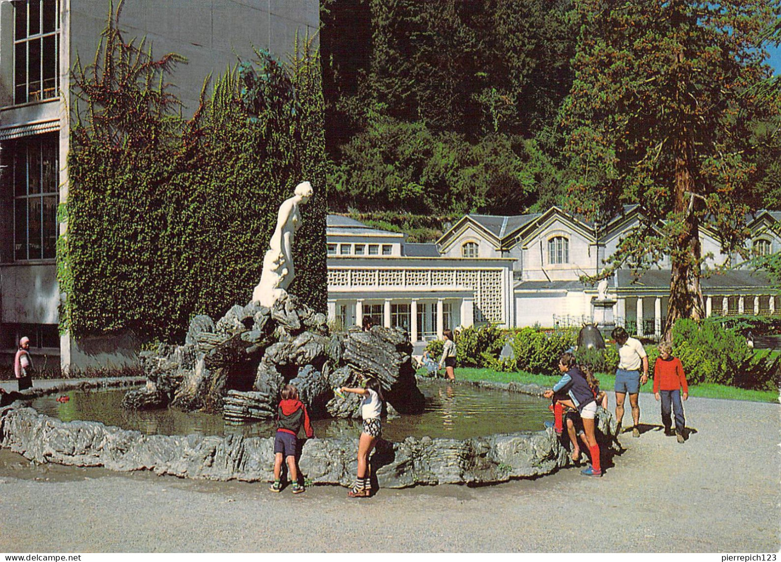 31 - Luchon - Statue Du Lys Et Les Thermes - Luchon