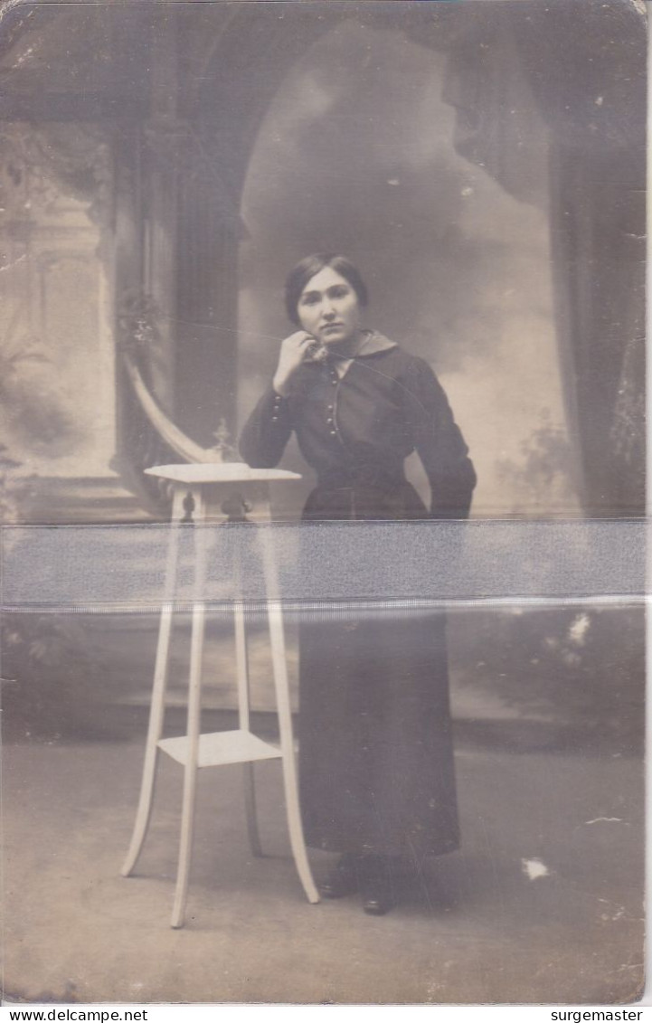 CPA PHOTO A IDENTIFIER JEUNE FEMME - Charmes