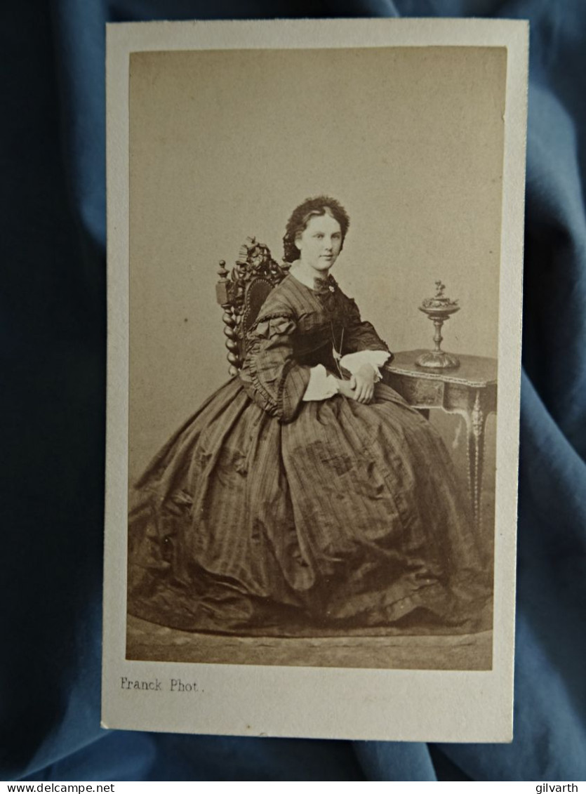Photo CDV Franck  Paris  Jeune Femme Assise, Accoudée Sur Une Petite Table  Robe Rayée Sec. Emp. CA 1860 - L680 - Anciennes (Av. 1900)