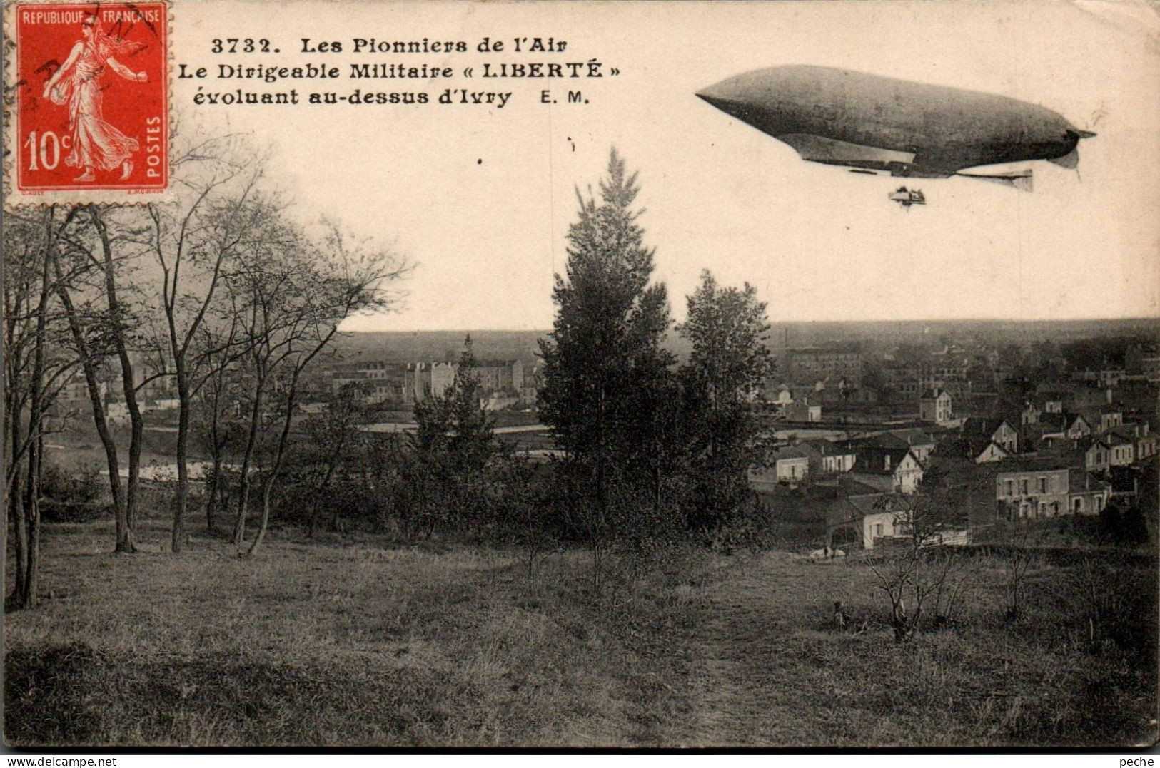 N°2901 W -cpa Le Dirigeable Militaire "Liberté" Au Dessus D'Ivry - Airships