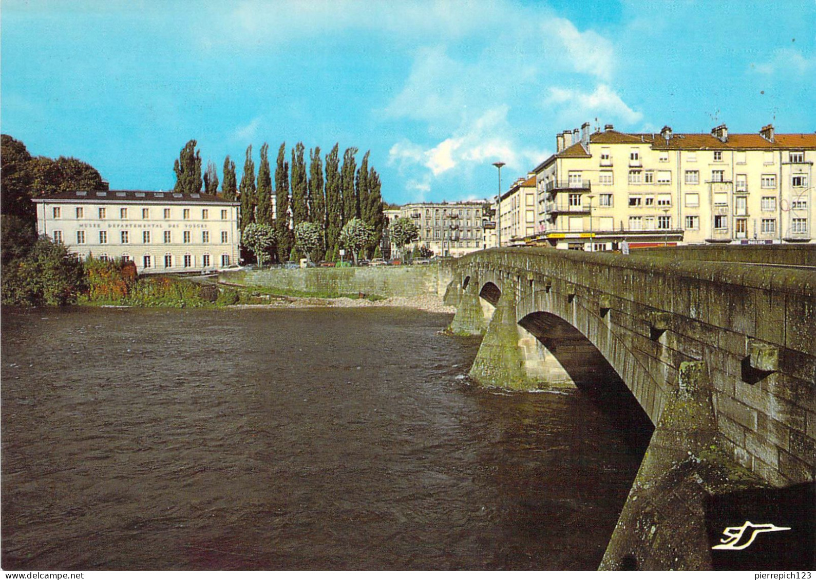 88 - Epinal - La Moselle Et Le Pont Sadi Carnot - Au Fond, à Gauche, Le Musée Départemental Des Vosges - Epinal