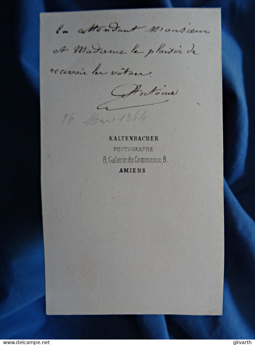 Photo CDV Kaltenbacher à Amiens - Jeune Homme En Pied, Souriant, Dédicace Signée Au Dos, Second Empire Datée 1864 L680 - Anciennes (Av. 1900)