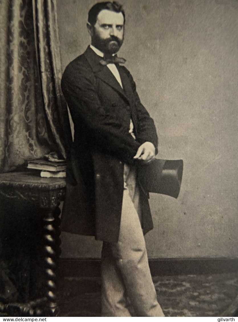 Photo CDV A. Faure, Amiens - Homme En Pied,haut De Forme à La Main, Mr Antoine, Second Empire Ca 1865 L680 - Anciennes (Av. 1900)