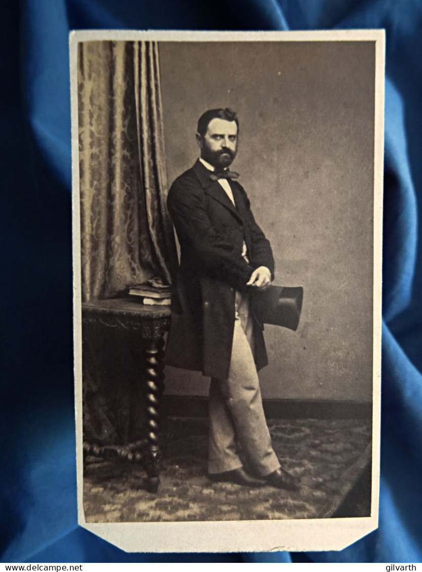 Photo CDV A. Faure, Amiens - Homme En Pied,haut De Forme à La Main, Mr Antoine, Second Empire Ca 1865 L680 - Anciennes (Av. 1900)