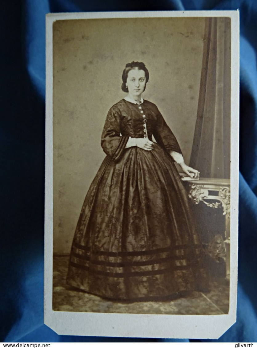 CDV Photographie Centrale, Amiens - Femme En Pied, Robe à Crinoline, Second Empire, Ca 1860-65 L680 - Anciennes (Av. 1900)