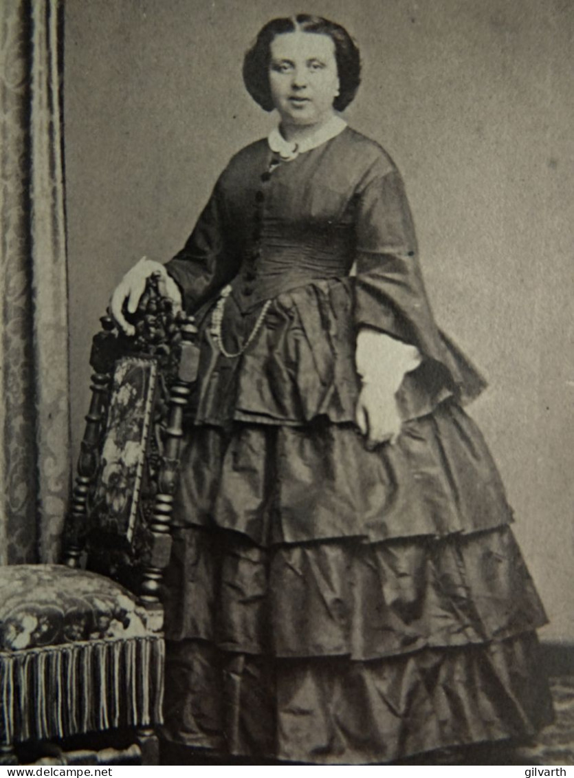 Photo CDV A. Faure, Amiens - Femme En Pied, Robe à Crinoline, Mme Antoine, Second Empire Ca 1865 L680 - Anciennes (Av. 1900)