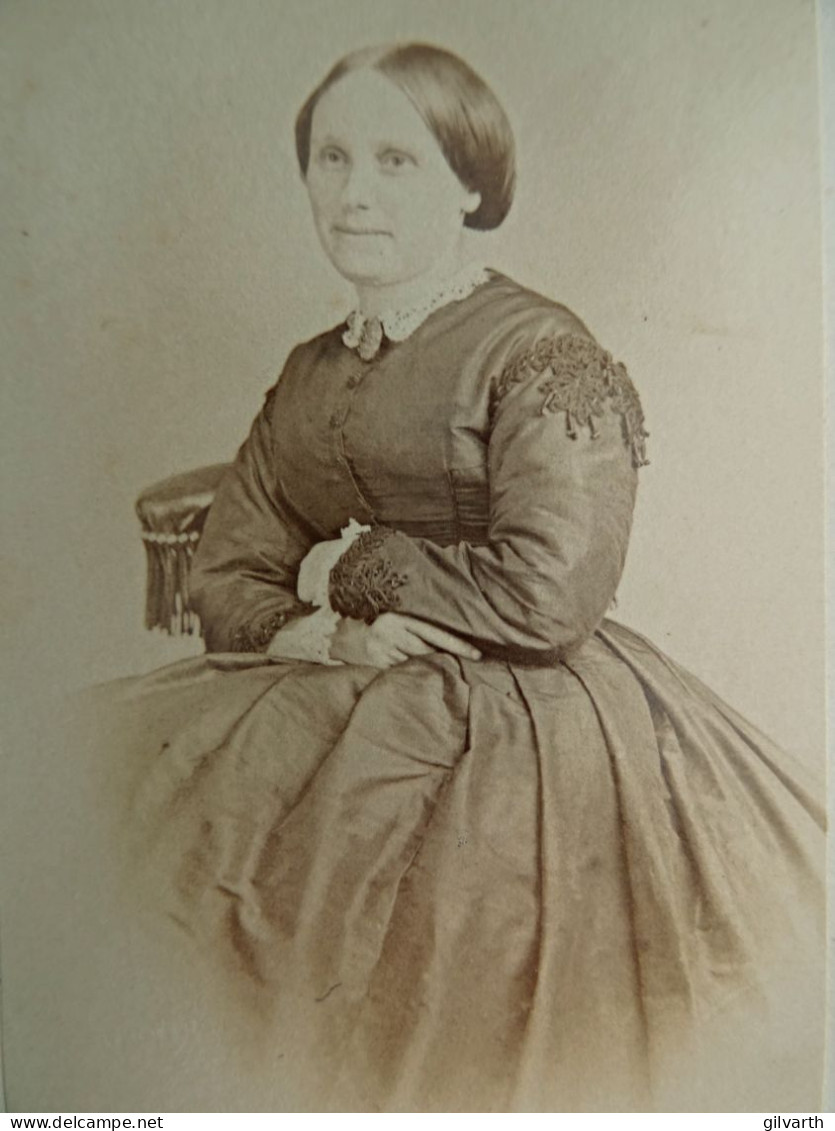 Photo CDV A. Bernier, Brest - Femme Assise, Bras Coirsés, Second Empire, Ca 1860-65 L680 - Anciennes (Av. 1900)