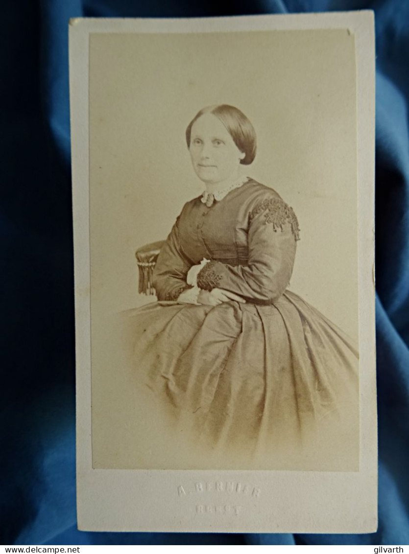 Photo CDV A. Bernier, Brest - Femme Assise, Bras Coirsés, Second Empire, Ca 1860-65 L680 - Anciennes (Av. 1900)