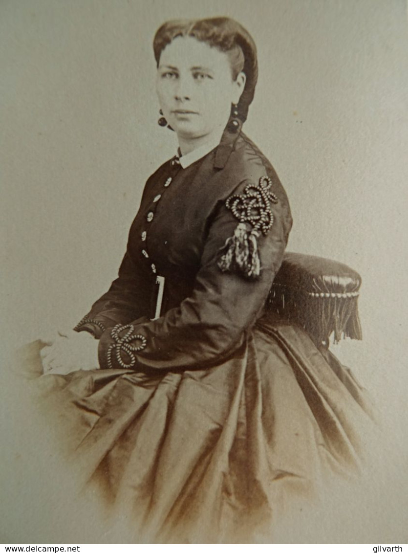 Photo CDV A. Bernier, Brest - Femme, Joli Portrait, Noblesse, Bourgeoisie Second Empire, Ca 1860-65 L680 - Anciennes (Av. 1900)