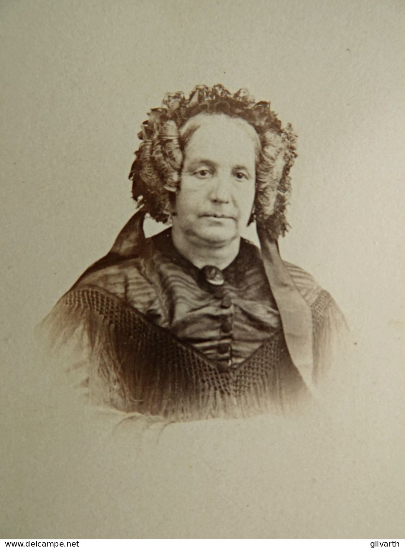 Photo CDV A. Bernier, Brest - Femme, Coiffure Avec Anglaises, Portrait Nuage Second Empire, Ca 1860-65 L680 - Anciennes (Av. 1900)