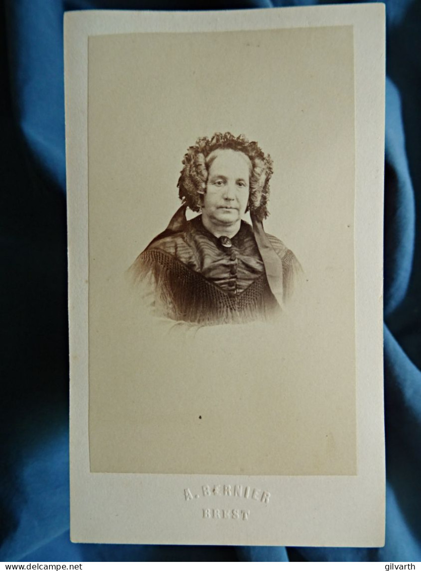 Photo CDV A. Bernier, Brest - Femme, Coiffure Avec Anglaises, Portrait Nuage Second Empire, Ca 1860-65 L680 - Anciennes (Av. 1900)