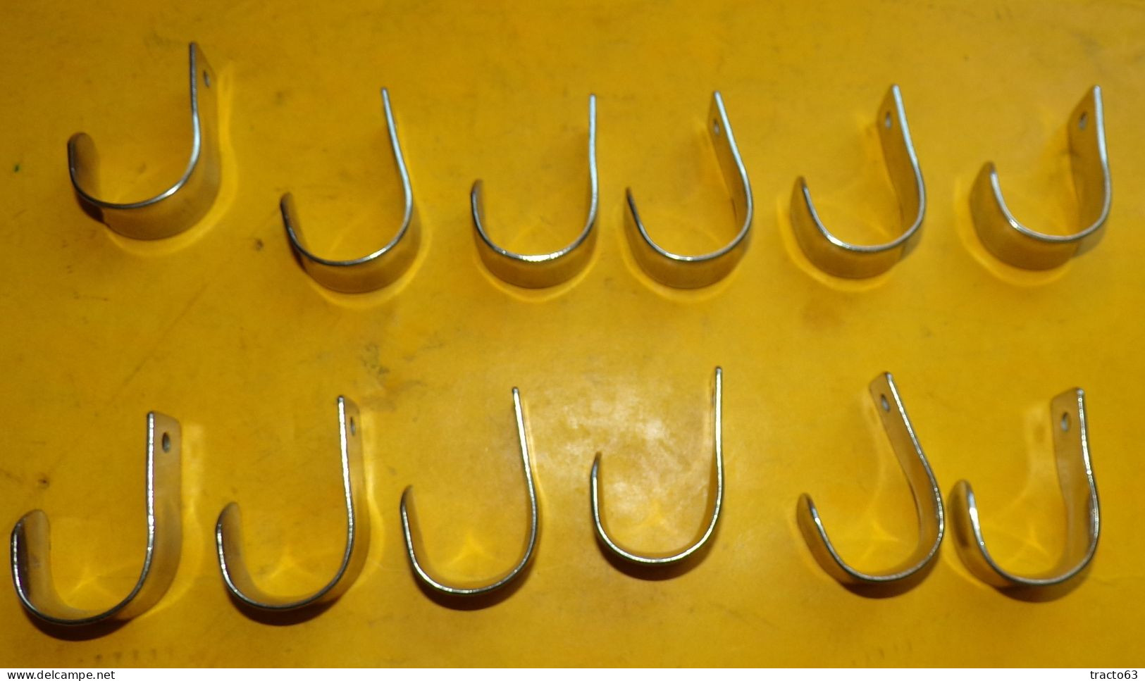 LOT DE 12 ATTACHES BACHES POUR LES VEHICULES MILITAIRES DE L'ARMEE FRANCAISE , BON  ETAT  VOIR PHOTOS . POUR TOUT RENSEI - Ausrüstung