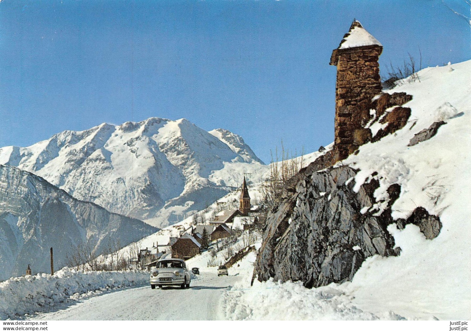 38 / Alpe D'huez / Automobile / - Les 3 Clochers - Panhard Circulant Sur La Route Enneigée - Éd. Jansol 1972 CPSM GF - Voitures De Tourisme