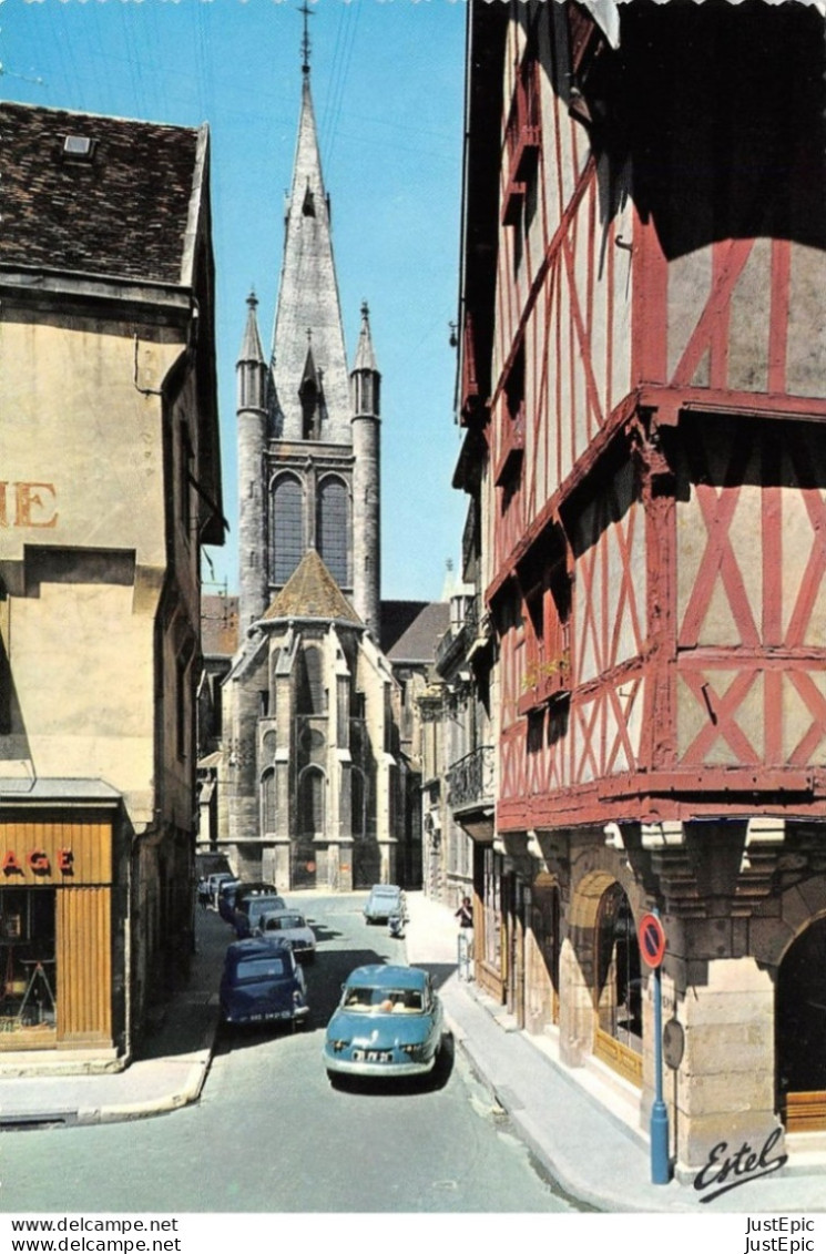 21 / Dijon - Automobile - Panhard Circulant Rue Babeuf En Direction De L'église Notre-Dame - Éd. Estel - 1968 CPSM GF - Voitures De Tourisme