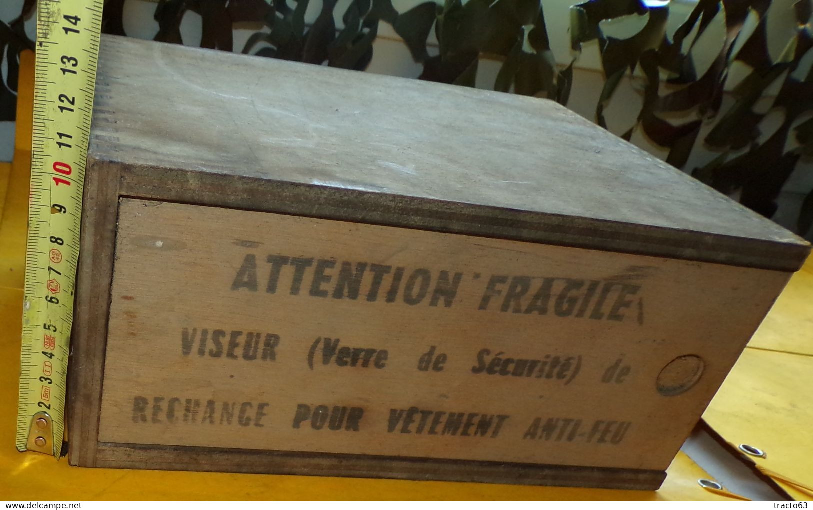 VERRE DE SECURITE DE RECHANGE POUR VETEMENT ANTI-FEU DANS SA BOITE EN BOIS D'ORIGINE  , FABRICATION FRANCAISE ,   ETAT V