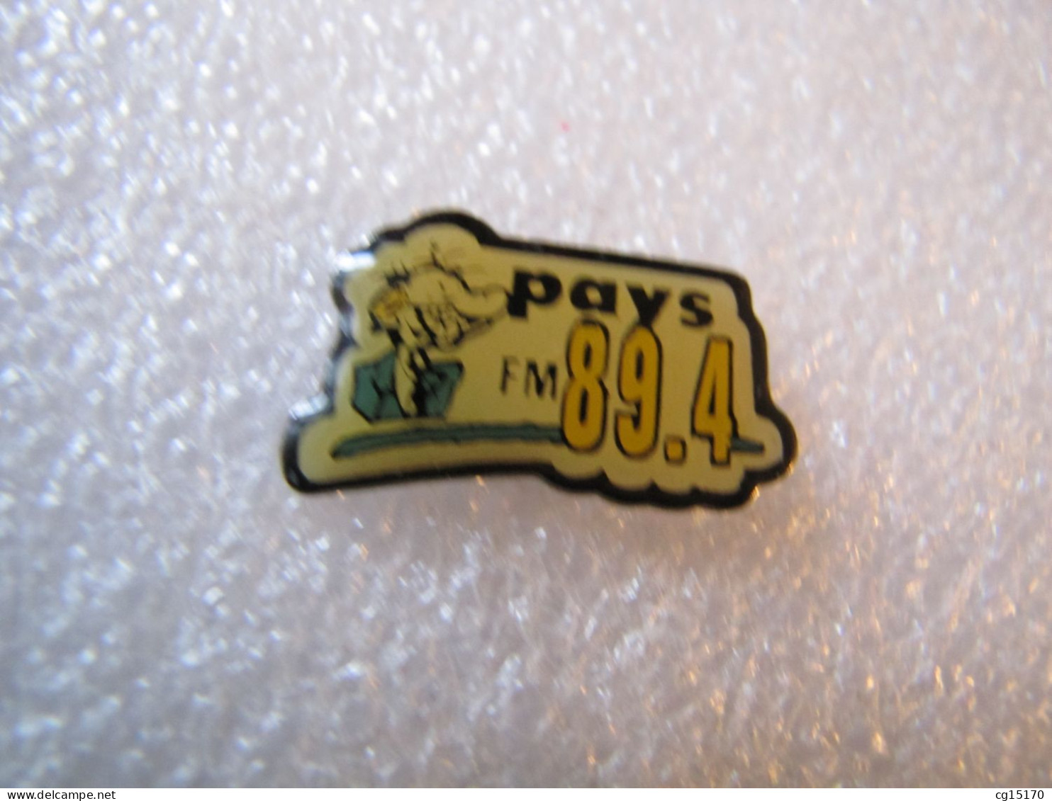 PIN'S   MEDIA   RADIO  PAYS  89.4 FM - Mass Media