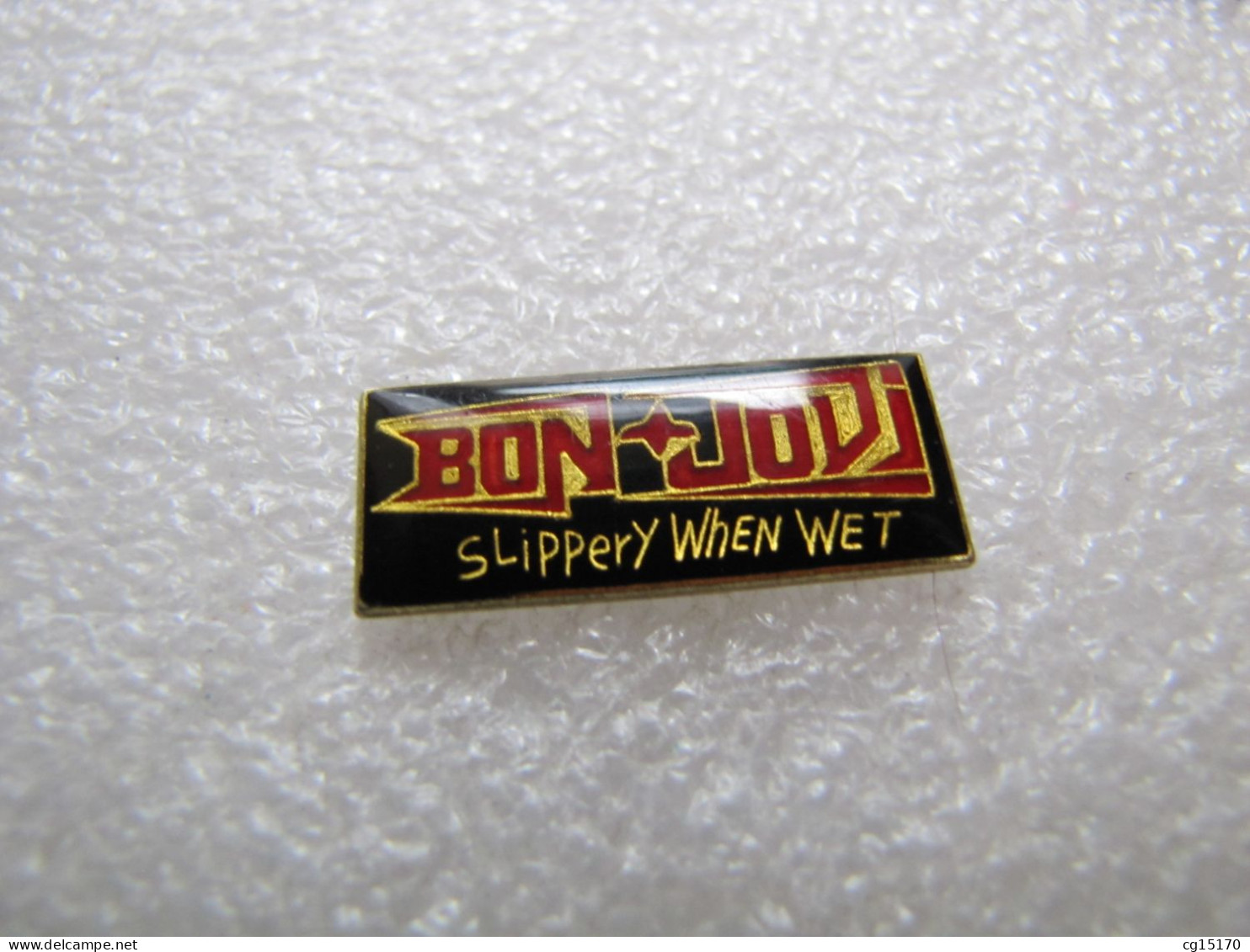 PIN'S  MUSIQUE   BON JOVI    SLIPPERY  WHEN  WET ROCK - Musique