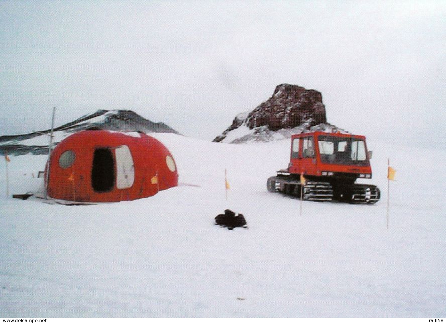 1 AK Antarctica / Antarktiis * A Tracked Vehicle Stops At An Energency Shelter Near Castle Rock, On Ross Island * - Sonstige & Ohne Zuordnung