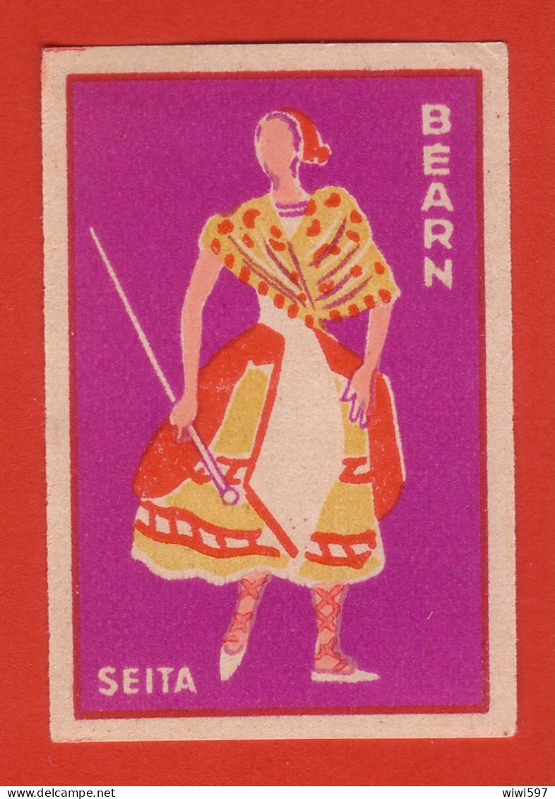 ETIQUETTE DE BOITE D'ALLUMETTES COSTUMES FEMININS -BEARN - Matchbox Labels