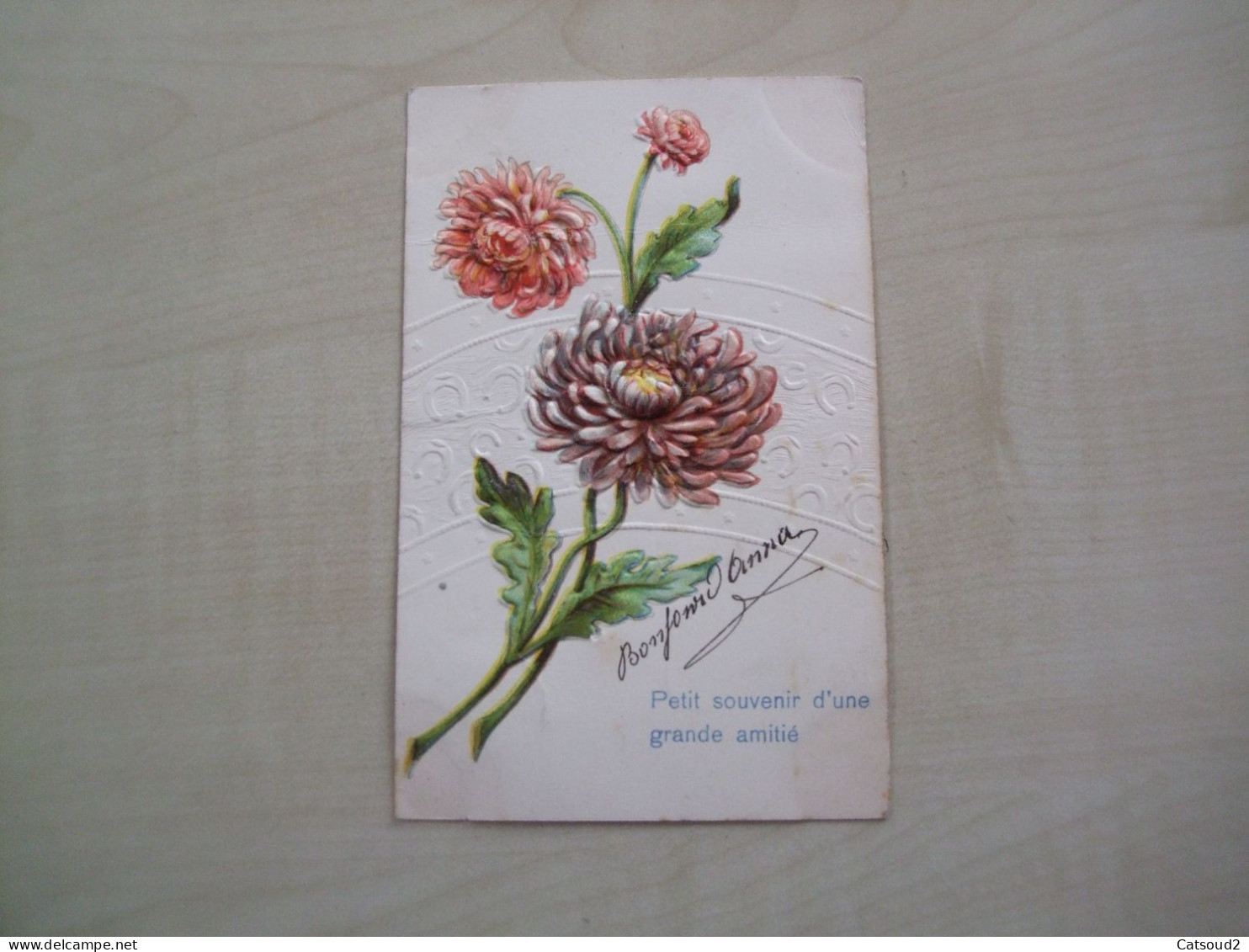 Carte Postale Ancienne En Relief DALHIA Petit Souvenir D'une Grande Amitié - Fleurs