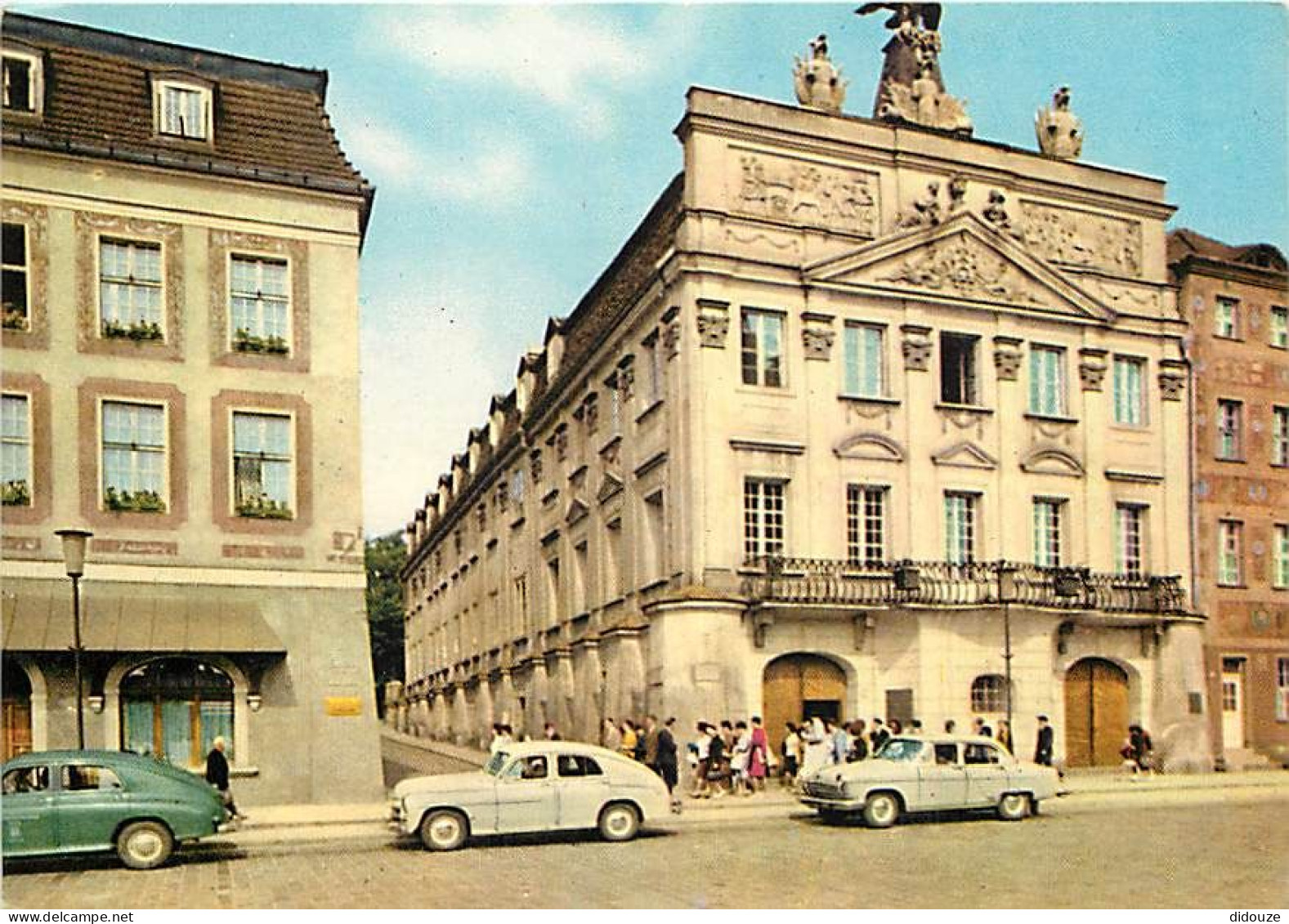 Automobiles - Pologne - Poznan - Kiasycystyczny Patac Dzialynsicich Z Lat 1773-76 - Obecnie Informatorium I Czyteinia Bi - Voitures De Tourisme