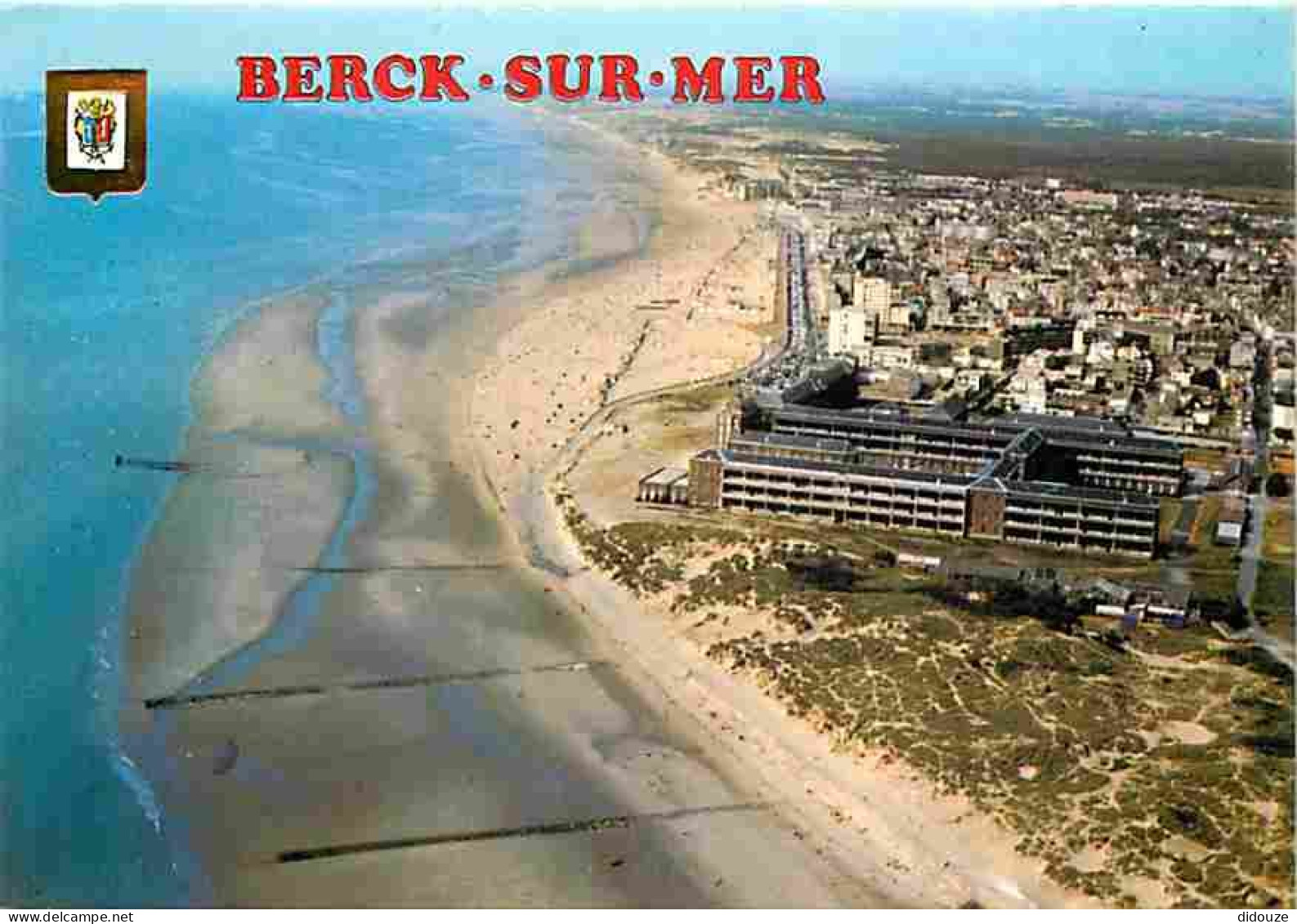 62 - Berck Sur Mer - Vue Générale Aérienne De La Cote Avec La Plage Et L'Hopital Maritime En Premier Plan - Blasons - CP - Berck