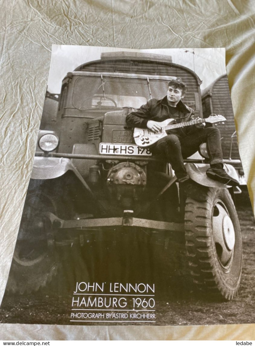 Poster De JOHN LENNON à HAMBOURG 1960, Photo ASTRID KIRCHHERR - Affiches & Posters