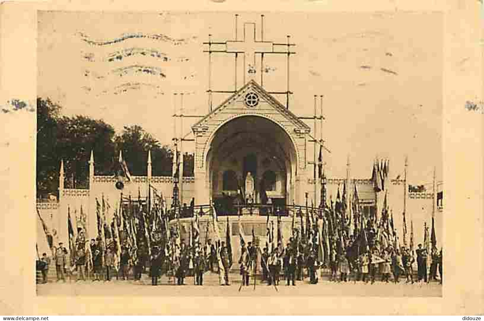 14 - Lisieux - La Basilique - Un Pèlerinage - Les Drapeuax Autour De L'autel - Animée - Etat Pli Visible - CPA - Voir Sc - Lisieux