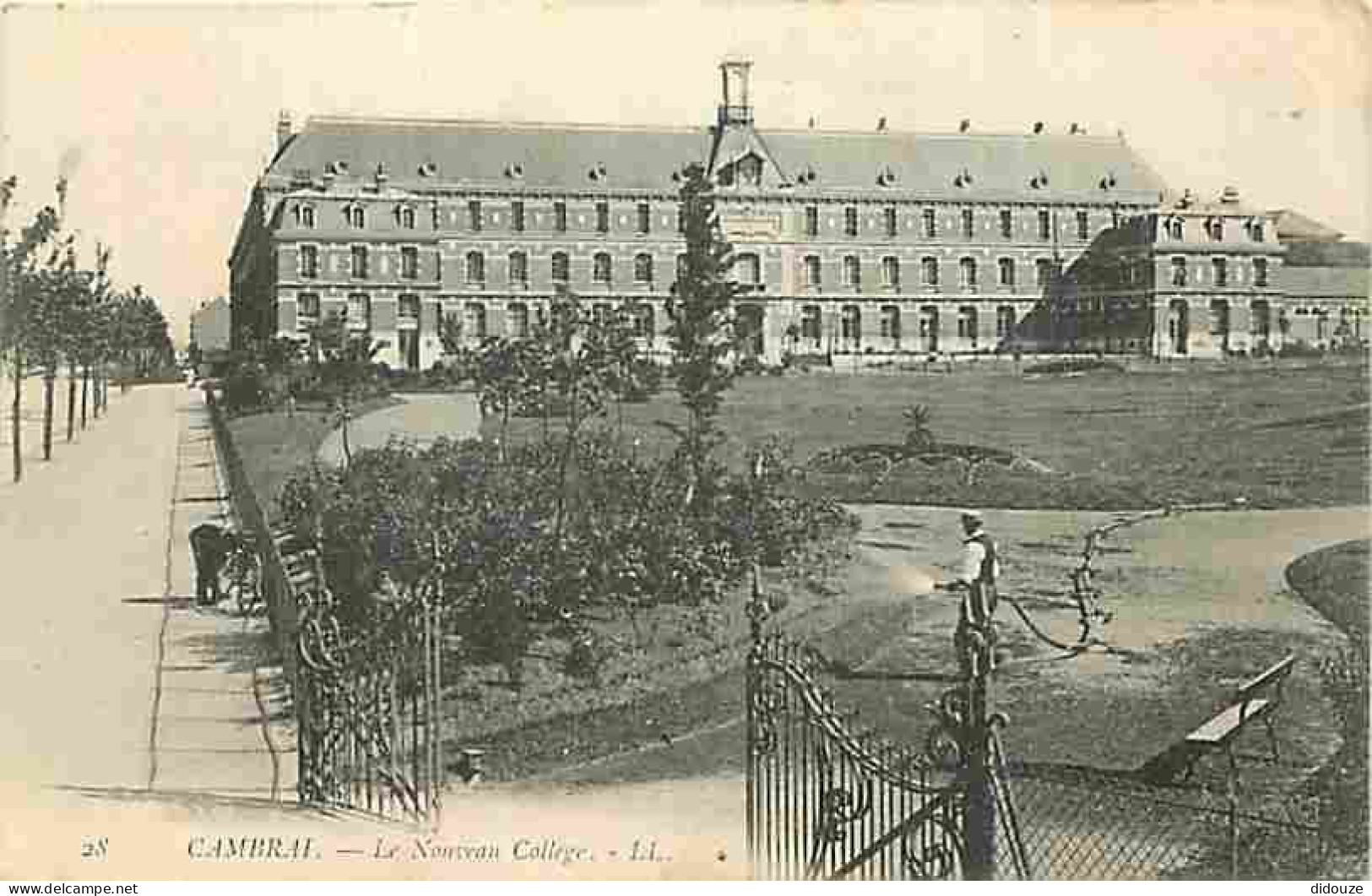 59 - Cambrai - Le Nouveau Collège - Animée - Jardinier - CPA - Voir Scans Recto-Verso - Cambrai