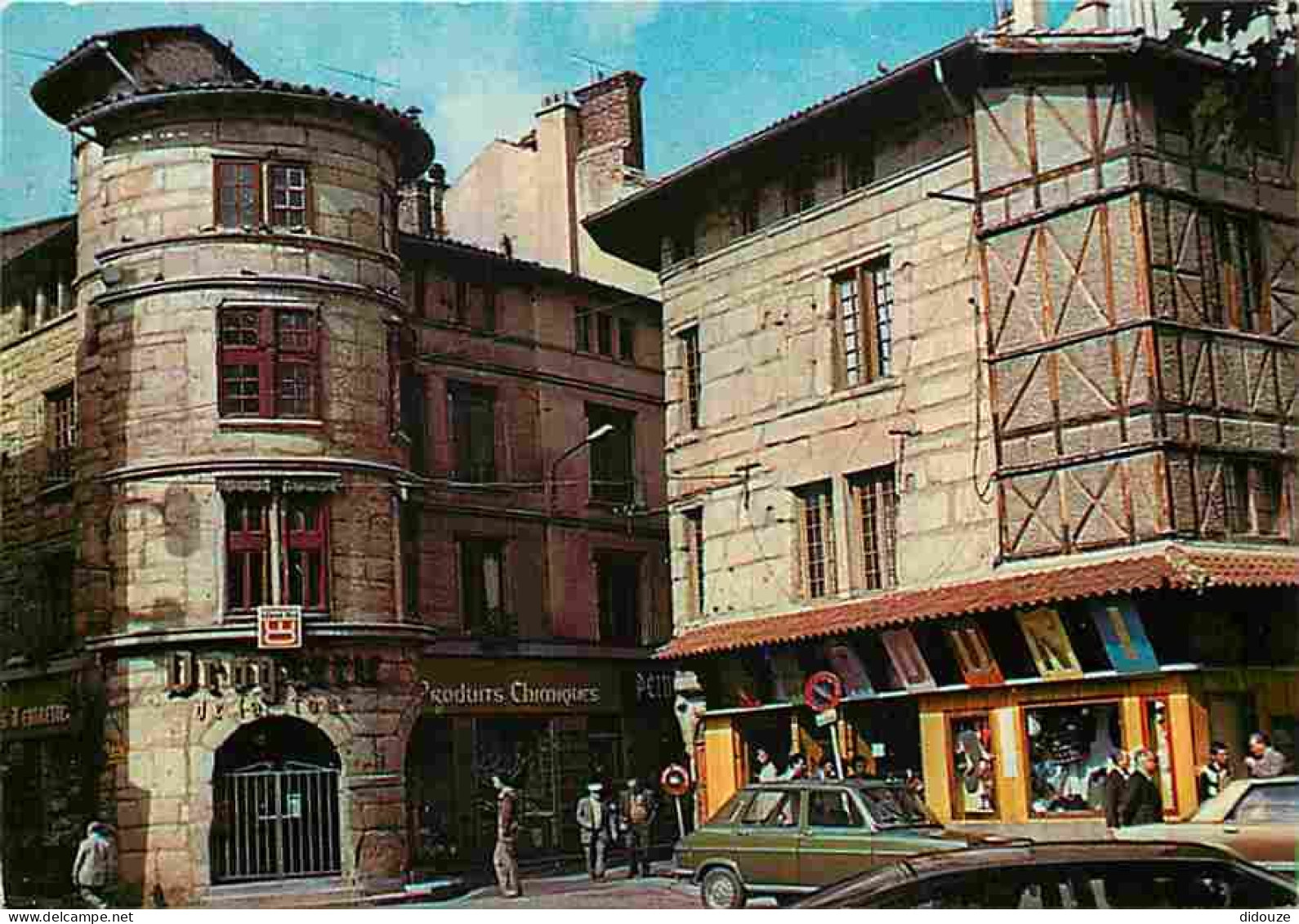 Automobiles - Saint Etienne - Place Du Peuple Et Maisons Anciennes - CPM - Voir Scans Recto-Verso - Voitures De Tourisme