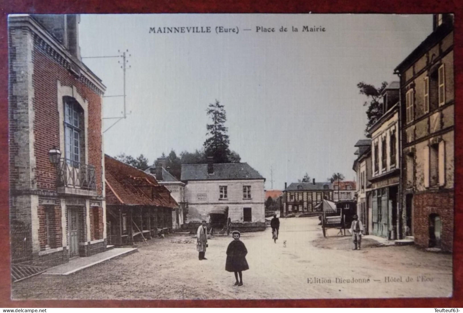 Cpa Mainneville : Place De La Mairie ( Rare Couleur ) - Autres & Non Classés