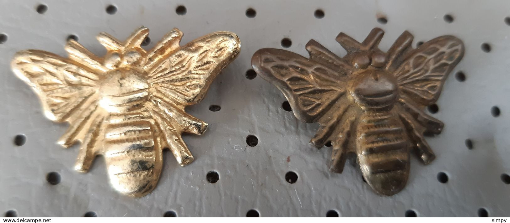 Bee Bees Slovenia  Ex Yugoslavia Vintage Pins - Animaux