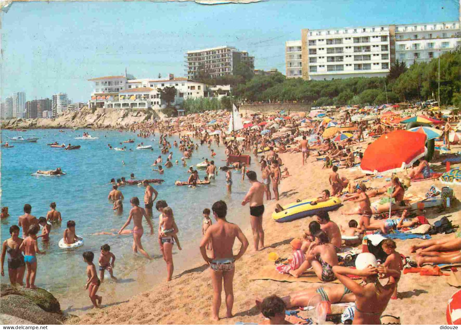 Espagne - Espana - Cataluna - Costa Brava - Playa De Aro - Playa - Plage - Femme En Maillot De Bain - Immeubles - Archit - Gerona