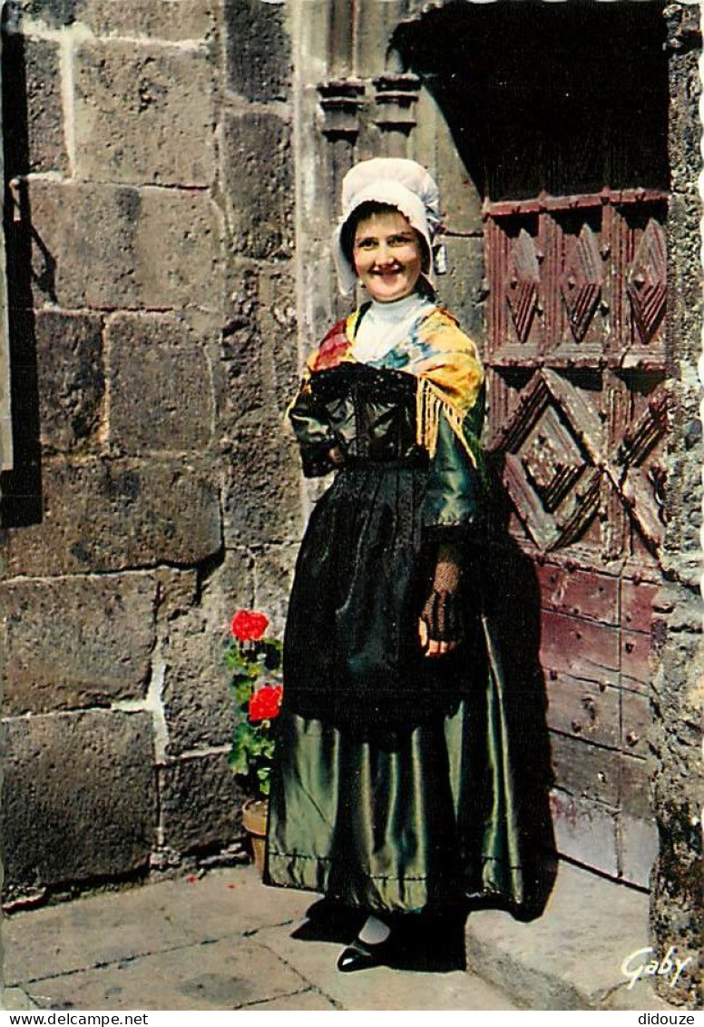 Folklore - Auvergne - Goupe Folklorique De La Haute-Auvergne - Une Pastourelle De La Bourrée D'Aurillac - CPM - Carte Ne - Costumes