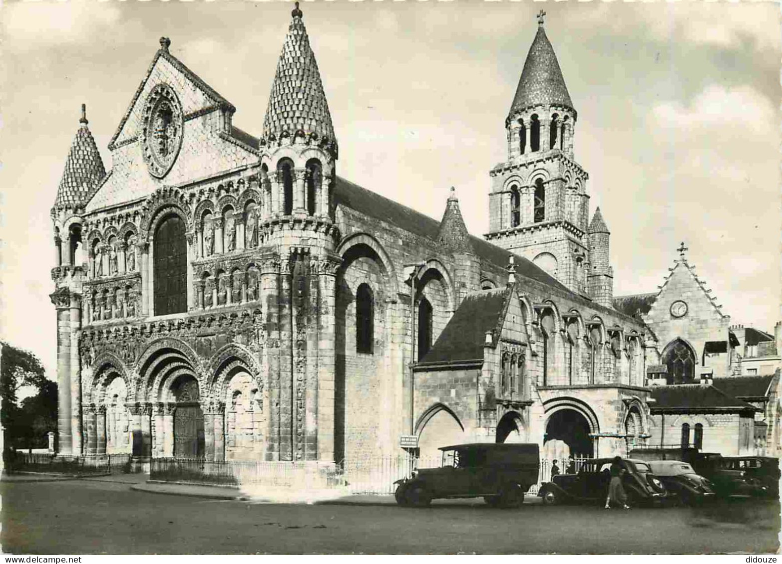86 - Poitiers - Eglise Notre Dame La Grande - Automobiles - Camions - Carte Dentelée - CPSM Grand Format - Voir Scans Re - Poitiers