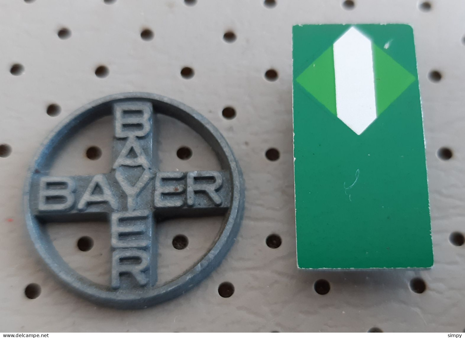 BAYER Pharmacy Medical Slovenia Ex Yugoslavia Vintage Pins - Medical