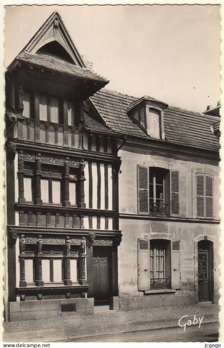VERNON  Vieille Maison Encorbellement Sculpté, Rue Carnot - Vernon