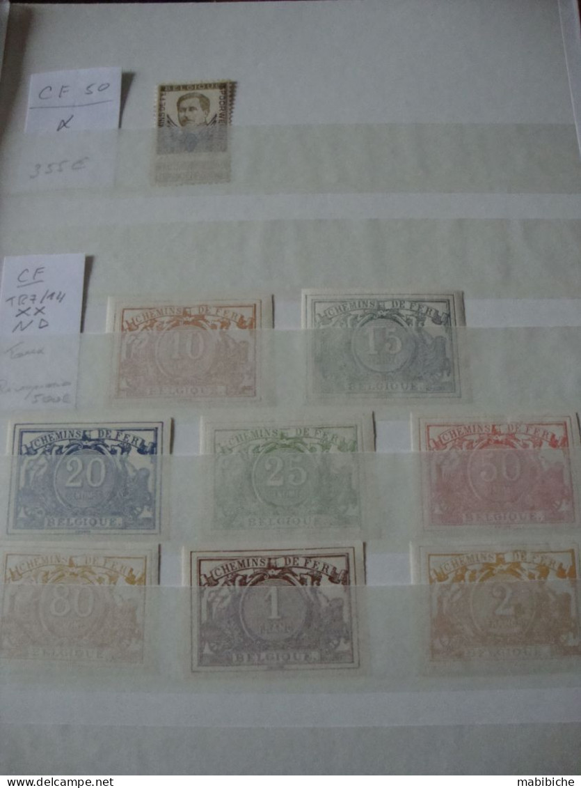 Plusieurs séries de timbres de valeurs.