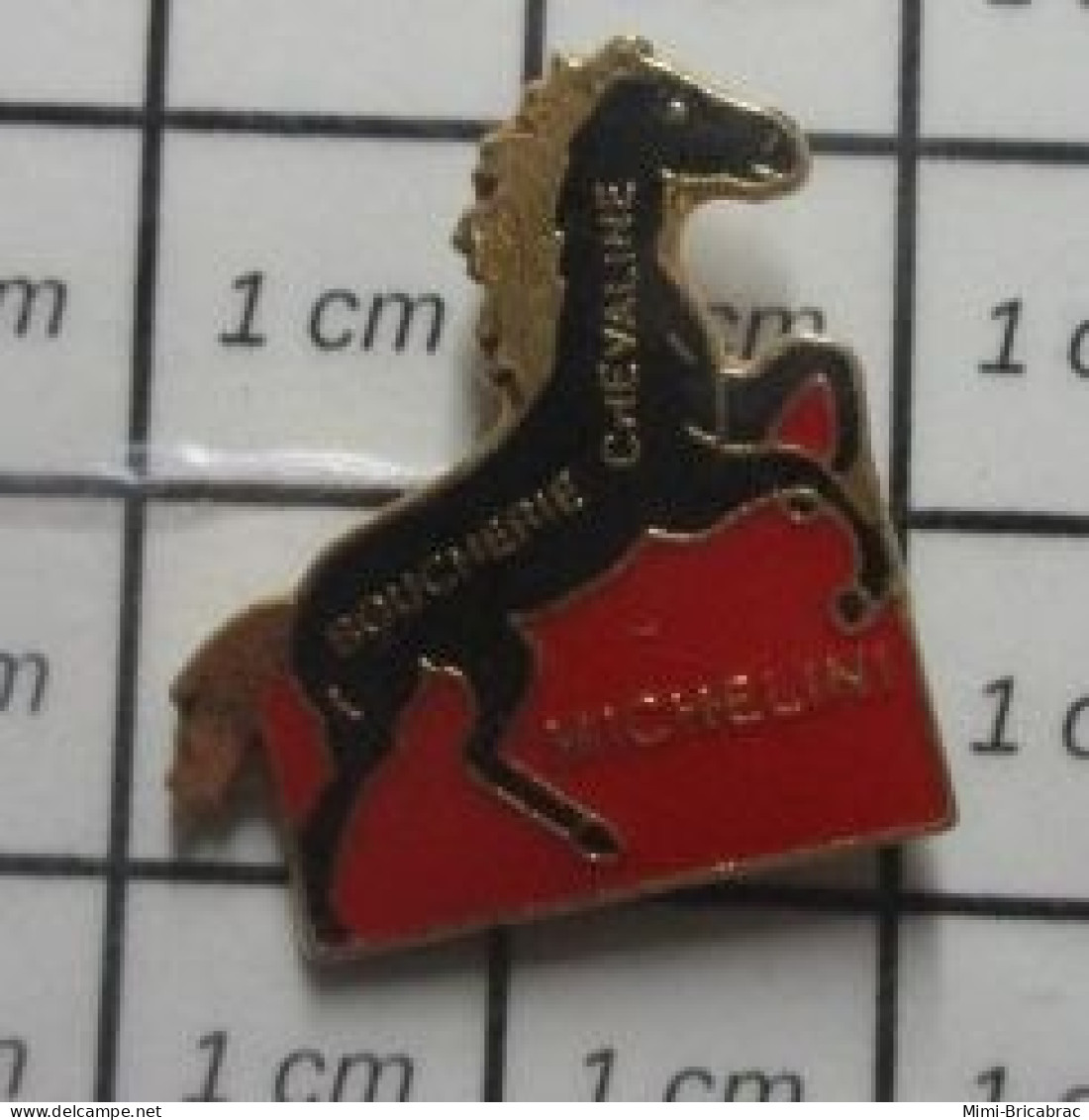 811B Pin's Pins / Beau Et Rare /  ALIMENTATION / CHEVAL NOIR BOUCHERIE CHEVALINE MICHELIN à Auteuil - Lebensmittel